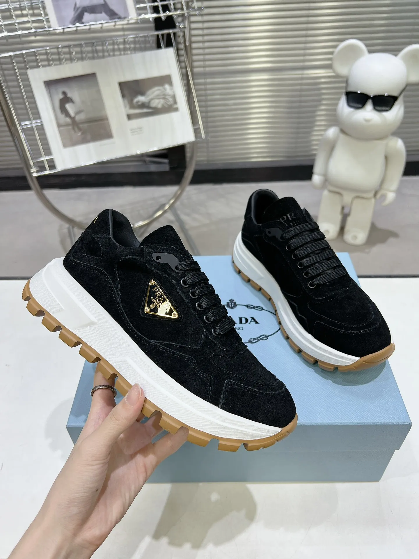 👟👟Ex-factory price 580👟👟 PRADA ²⁰²4 𝐬𝐬Prada’s new product comes with strength! ❣️Many Internet celebrities have the same style, fashionable and versatile nice items, original shoes are developed and purchased from Italian counters, and are reproduced 1:1 according to the original taste. This year’s theme is not to be defined, embodying texture through simplicity💛From thick-soled sneakers to zigzag short boots to 2024 flat shoes, everything reveals a sure-fire momentum...combining gentleness and handsomeness, the finishing touch for women❤️ The top-grade open-edge beaded cowhide with imported cowhide triangle logo is consistent with the original version, the wear-resistant and ultra-light two-color outsole, and the sheepskin lining are breathable and comfortable. ⚛Size: Women's 34-40 ⚛Size: Men's 39-45 Original packaging accessories. ⚛